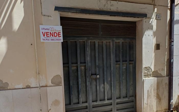 VENDITA PIANO TERRA USO DEPOSITO